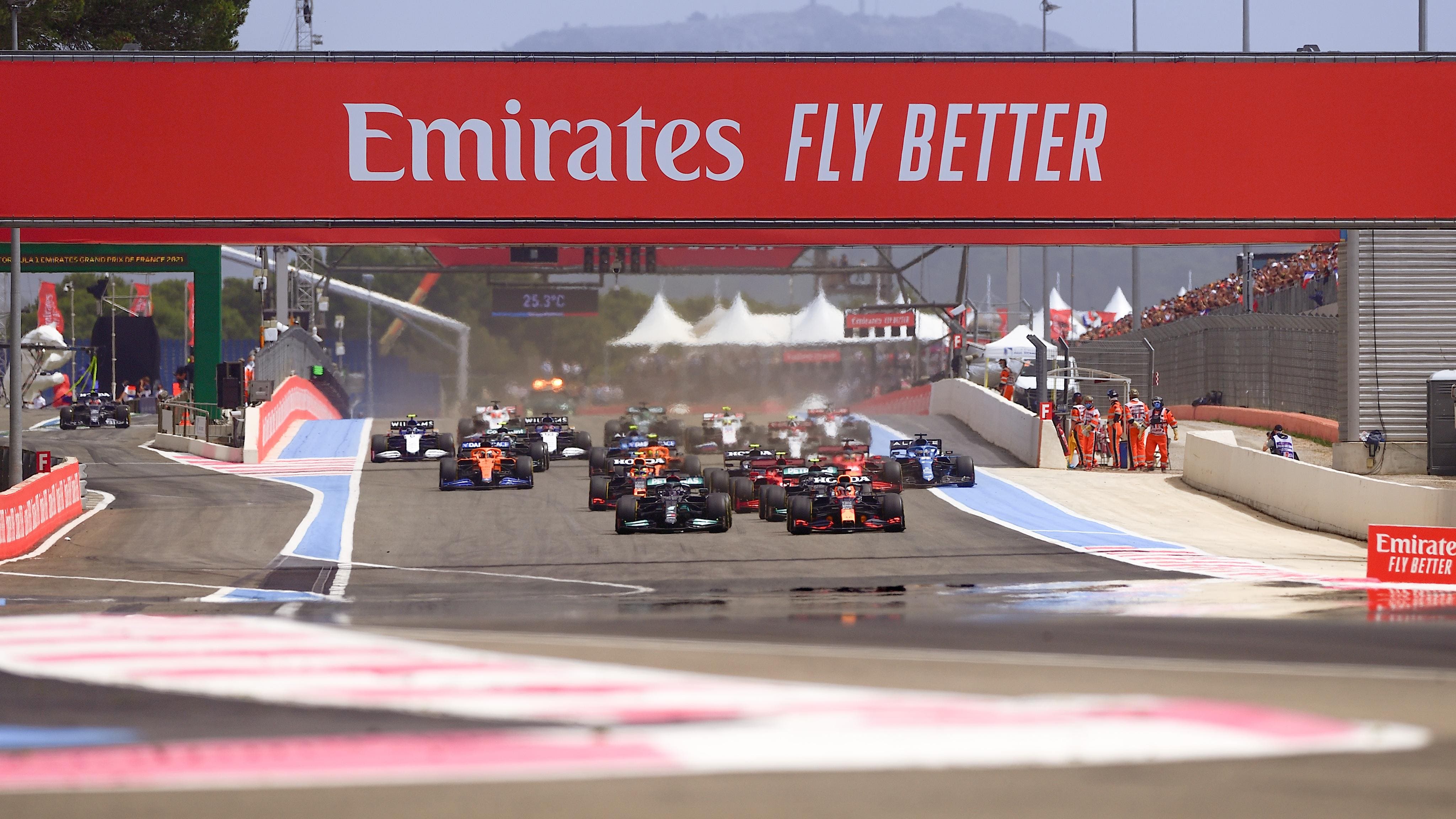 Emirates, patrocinador global de la F1, destacando su servicio premium y conexión mundial.